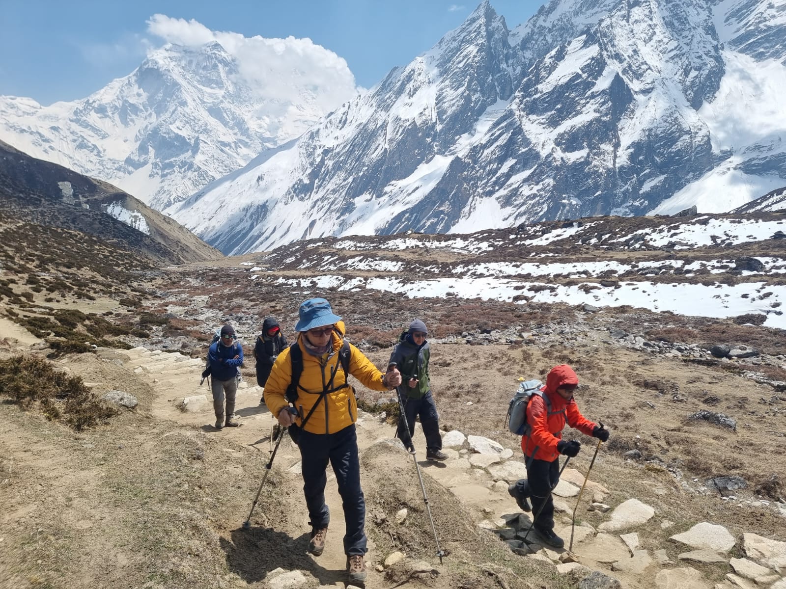 Guide to packing lightweight hiking gear for your first trek