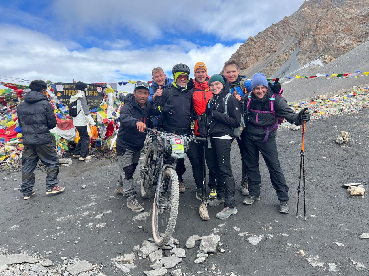 group of trekkers taking picture at annapurna circuit