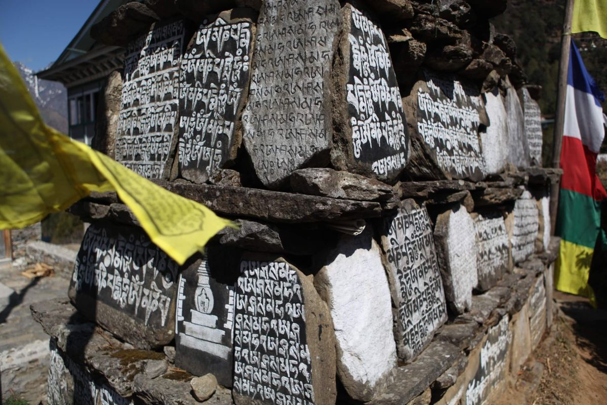 mantra stone carving in the way of everest base camp