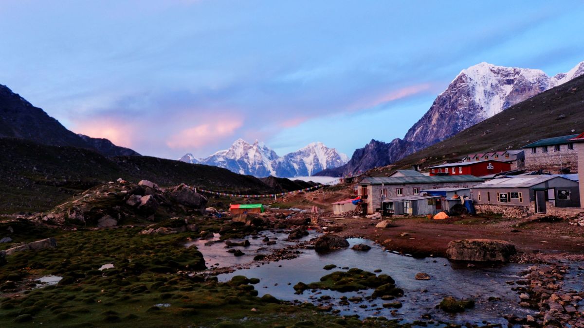 A challenging climb up to Gokyo Ri summit