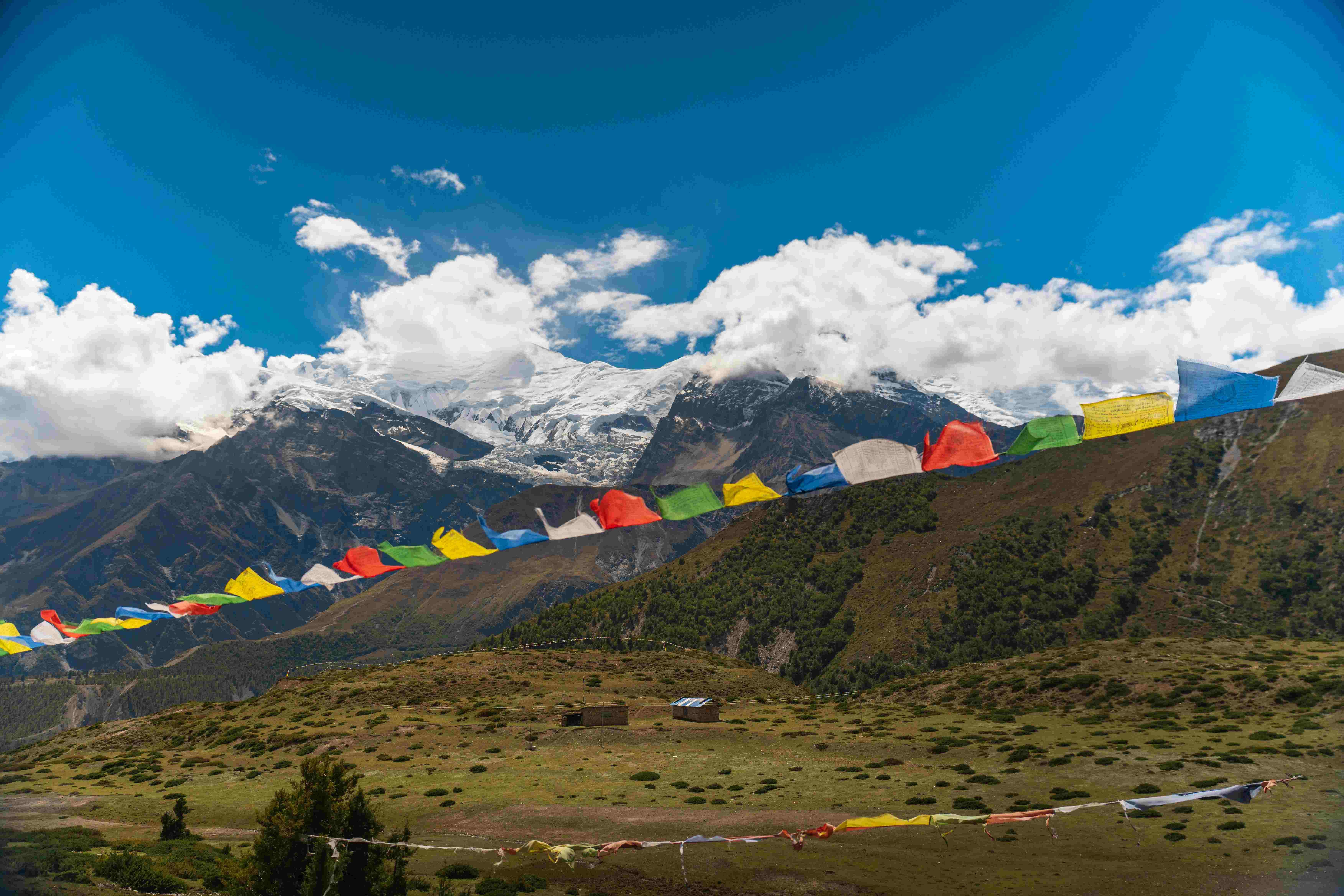 buddhist flags at the annapurna circuit trekking